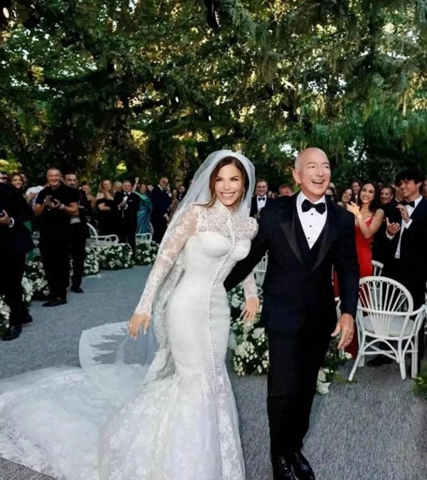 好多牛 桑切斯婚后首露面！现身巴黎，一身红裙瘦了不少，刻意露出大钻戒