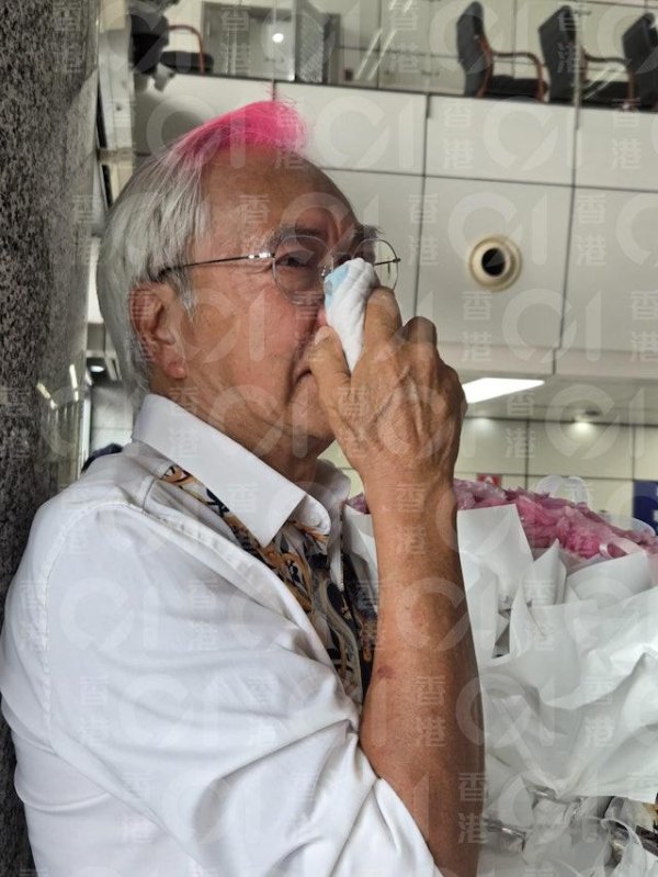 银泰证券 74岁港星接小女友出狱老泪纵横，女方坐牢2年吃胖了一圈